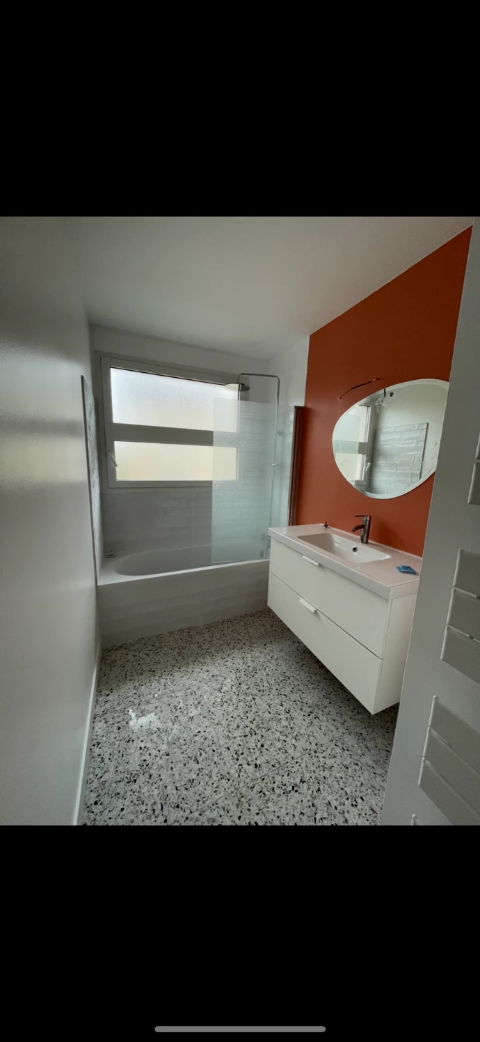 Après: salle de bain moderne rénovée après dégat des eaux