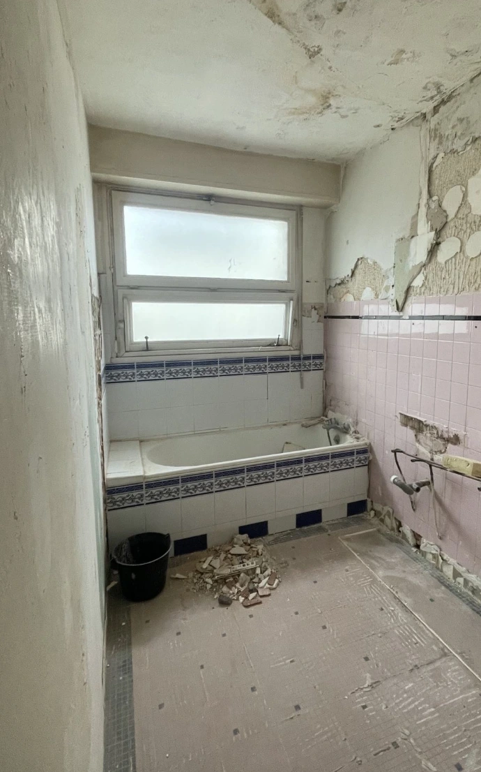 Avant : salle de bain dégradée dégât des eaux avant rénovation